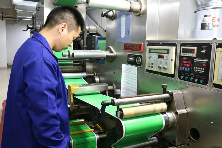 worker for roll-to-roll machine